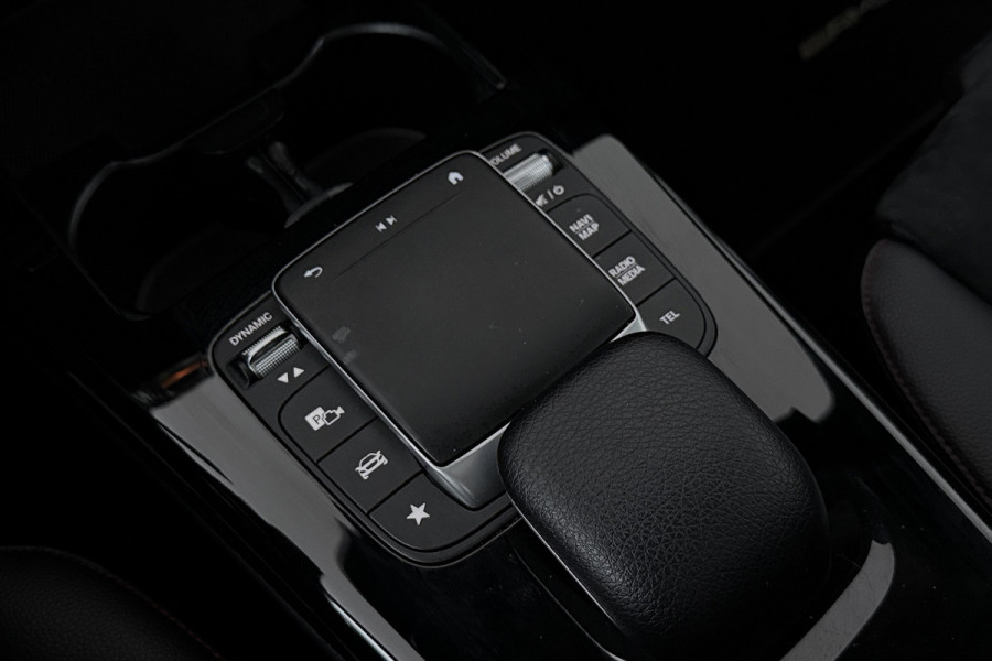 Mercedes-Benz A-Klasse 180 Business Solution Plus AMG (PANORAMADAK, SFEERVERLICHTING, CAMERA, STOELVERWARMING, ELEKT. STOELEN)