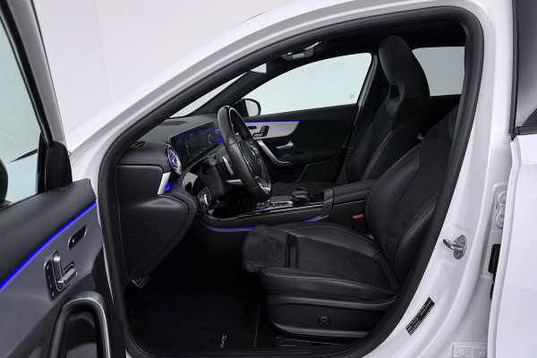 Mercedes-Benz A-Klasse 180 Business Solution Plus AMG (PANORAMADAK, SFEERVERLICHTING, CAMERA, STOELVERWARMING, ELEKT. STOELEN)