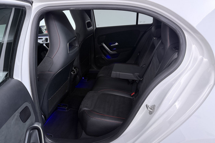 Mercedes-Benz A-Klasse 180 Business Solution Plus AMG (PANORAMADAK, SFEERVERLICHTING, CAMERA, STOELVERWARMING, ELEKT. STOELEN)
