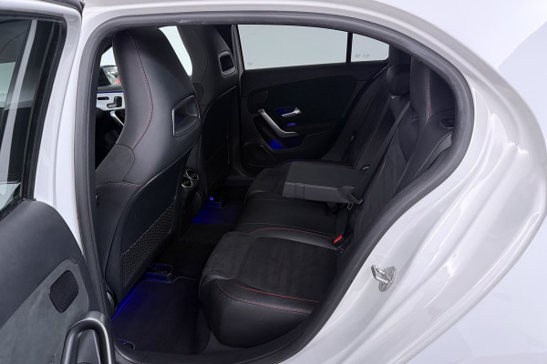 Mercedes-Benz A-Klasse 180 Business Solution Plus AMG (PANORAMADAK, SFEERVERLICHTING, CAMERA, STOELVERWARMING, ELEKT. STOELEN)