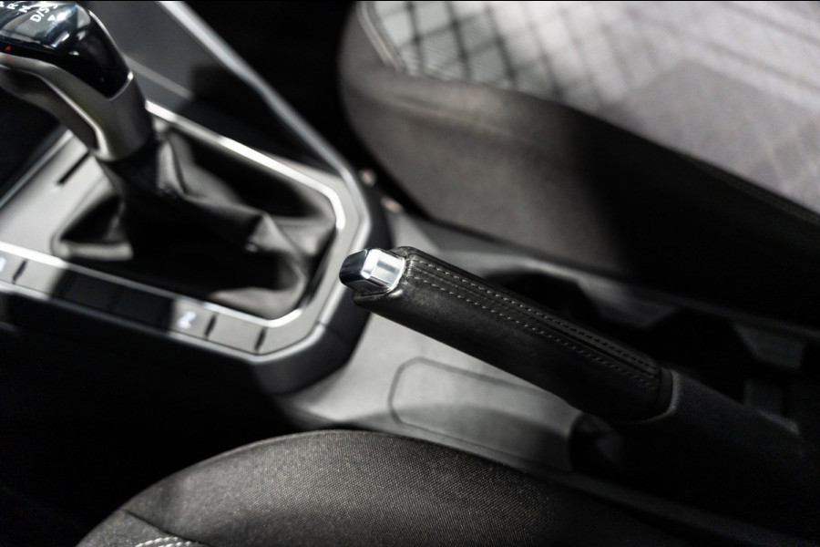 Volkswagen Taigo 1.5 TSI R-Line DSG PANO IQ CAMERA