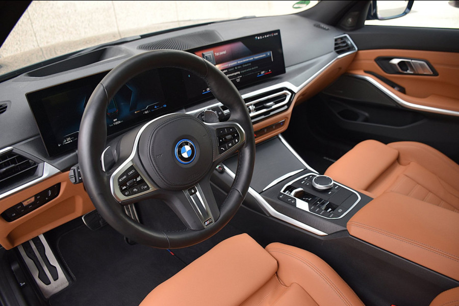 BMW 3 Serie Touring 330e*M-Pakket*Dak*Trekhaak*112Dkm**Keyless*2023*Boston Green*INDIVIDUAL*