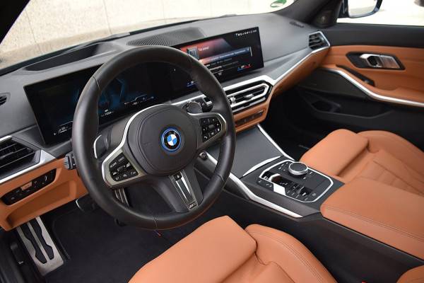 BMW 3 Serie Touring 330e*M-Pakket*Dak*Trekhaak*112Dkm**Keyless*2023*Boston Green*INDIVIDUAL*