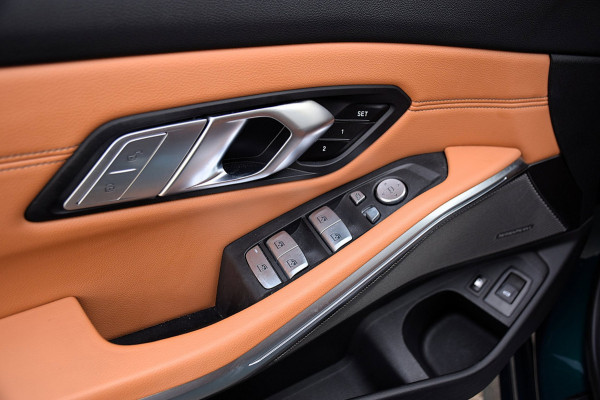 BMW 3 Serie Touring 330e*M-Pakket*Dak*Trekhaak*112Dkm**Keyless*2023*Boston Green*INDIVIDUAL*