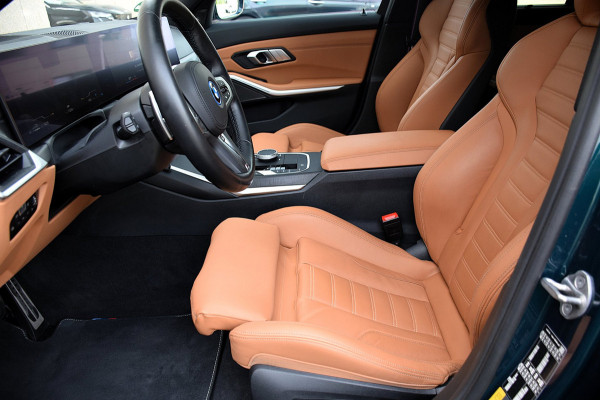 BMW 3 Serie Touring 330e*M-Pakket*Dak*Trekhaak*112Dkm**Keyless*2023*Boston Green*INDIVIDUAL*