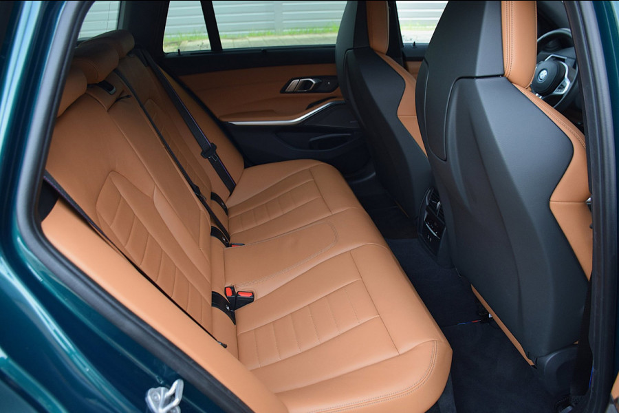 BMW 3 Serie Touring 330e*M-Pakket*Dak*Trekhaak*112Dkm**Keyless*2023*Boston Green*INDIVIDUAL*