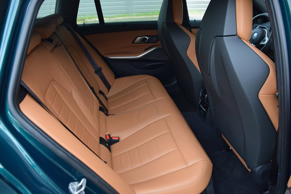 BMW 3 Serie Touring 330e*M-Pakket*Dak*Trekhaak*112Dkm**Keyless*2023*Boston Green*INDIVIDUAL*