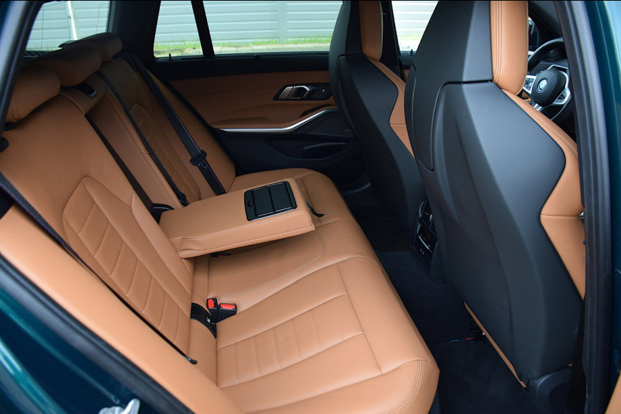 BMW 3 Serie Touring 330e*M-Pakket*Dak*Trekhaak*112Dkm**Keyless*2023*Boston Green*INDIVIDUAL*