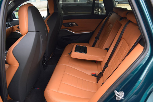 BMW 3 Serie Touring 330e*M-Pakket*Dak*Trekhaak*112Dkm**Keyless*2023*Boston Green*INDIVIDUAL*