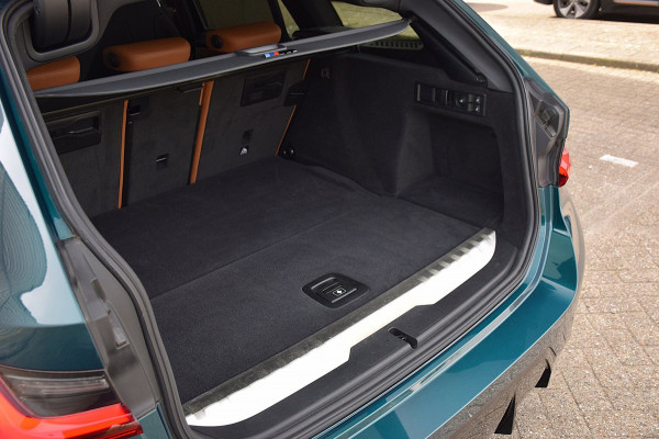 BMW 3 Serie Touring 330e*M-Pakket*Dak*Trekhaak*112Dkm**Keyless*2023*Boston Green*INDIVIDUAL*