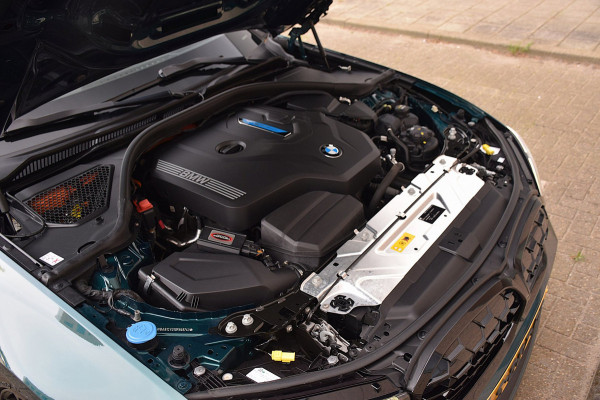 BMW 3 Serie Touring 330e*M-Pakket*Dak*Trekhaak*112Dkm**Keyless*2023*Boston Green*INDIVIDUAL*