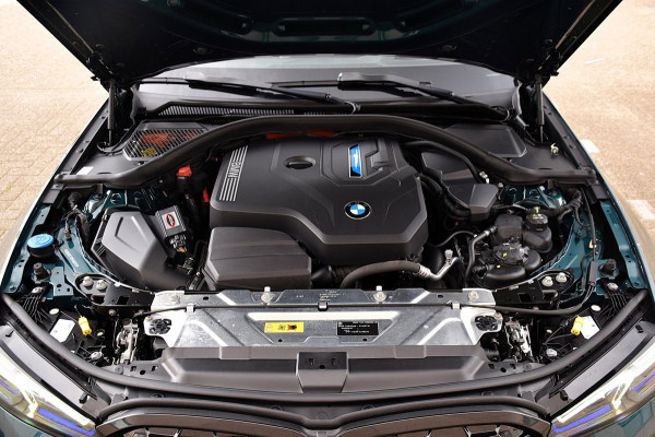 BMW 3 Serie Touring 330e*M-Pakket*Dak*Trekhaak*112Dkm**Keyless*2023*Boston Green*INDIVIDUAL*