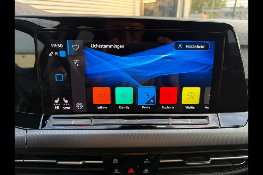 Volkswagen Golf 2.0 TDI Life Business / APK / SFEER VERLICHT. / CRUISE / NETTE AUTO / INRUIL MOG.