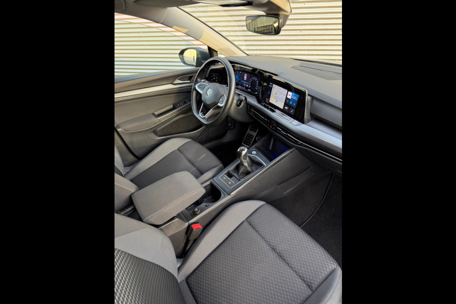 Volkswagen Golf 2.0 TDI Life Business / APK / SFEER VERLICHT. / CRUISE / NETTE AUTO / INRUIL MOG.