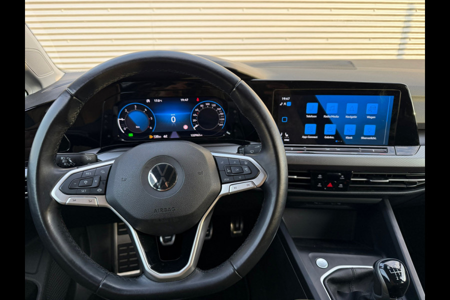 Volkswagen Golf 2.0 TDI Life Business / APK / SFEER VERLICHT. / CRUISE / NETTE AUTO / INRUIL MOG.