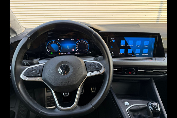 Volkswagen Golf 2.0 TDI Life Business / APK / SFEER VERLICHT. / CRUISE / NETTE AUTO / INRUIL MOG.