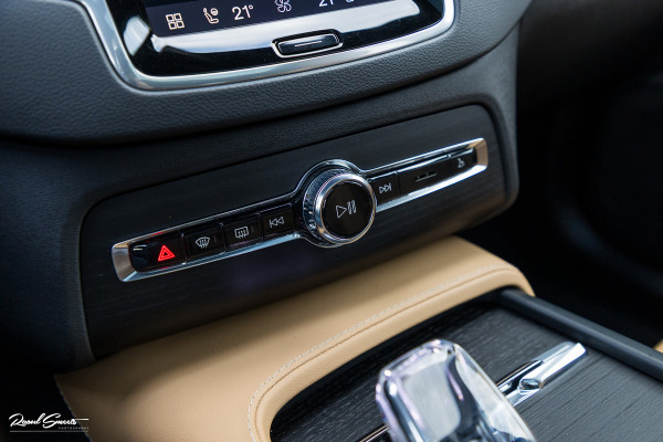 Volvo XC90 2.0 T8 Plug-in hybrid AWD Ultra Dark Long Range Luchtvering | Bowers&Wilkins | Zwenkbare trekhaak | Panorama dak | Stoelverkoeling + massage |