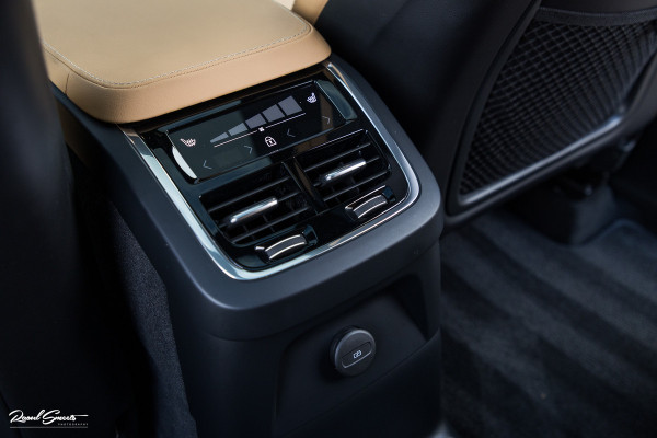 Volvo XC90 2.0 T8 Plug-in hybrid AWD Ultra Dark Long Range Luchtvering | Bowers&Wilkins | Zwenkbare trekhaak | Panorama dak | Stoelverkoeling + massage |