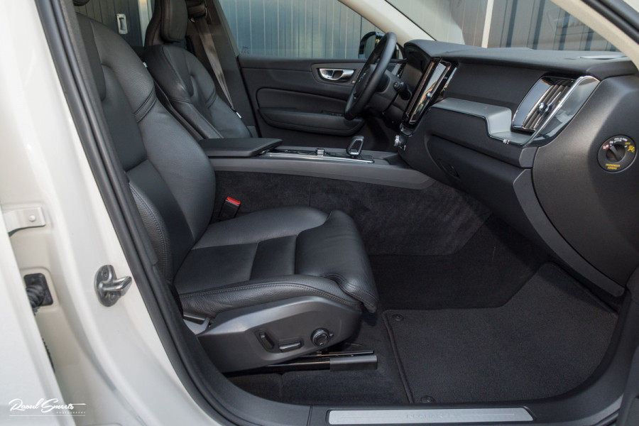 Volvo XC60 2.0 T6 Plug-in hybrid AWD Plus Dark Long range | Long Range | Panorama dak | Zwenkbare trekhaak | Harman Kardon | Memory |