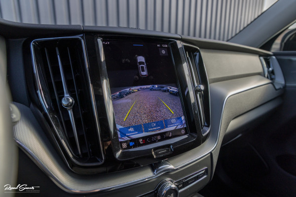 Volvo XC60 2.0 T6 Plug-in hybrid AWD Plus Dark Long range | Long Range | Panorama dak | Zwenkbare trekhaak | Harman Kardon | Memory |