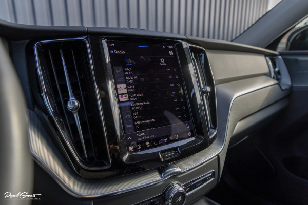 Volvo XC60 2.0 T6 Plug-in hybrid AWD Plus Dark Long range | Long Range | Panorama dak | Zwenkbare trekhaak | Harman Kardon | Memory |