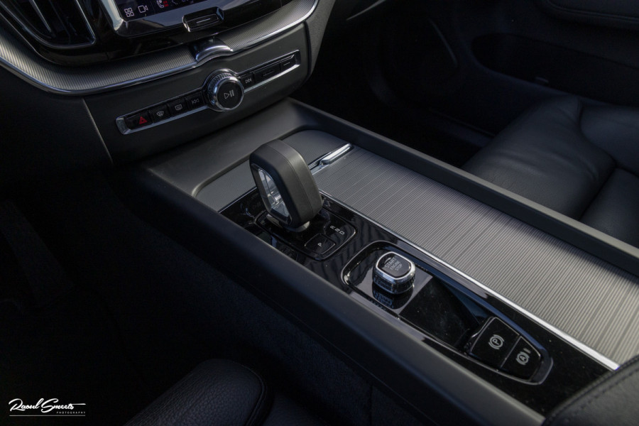 Volvo XC60 2.0 T6 Plug-in hybrid AWD Plus Dark Long range | Long Range | Panorama dak | Zwenkbare trekhaak | Harman Kardon | Memory |