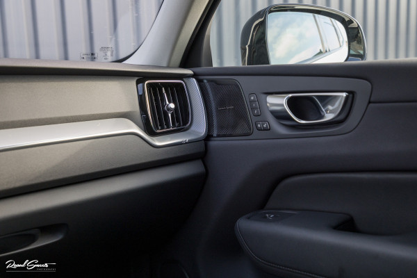 Volvo XC60 2.0 T6 Plug-in hybrid AWD Plus Dark Long range | Long Range | Panorama dak | Zwenkbare trekhaak | Harman Kardon | Memory |