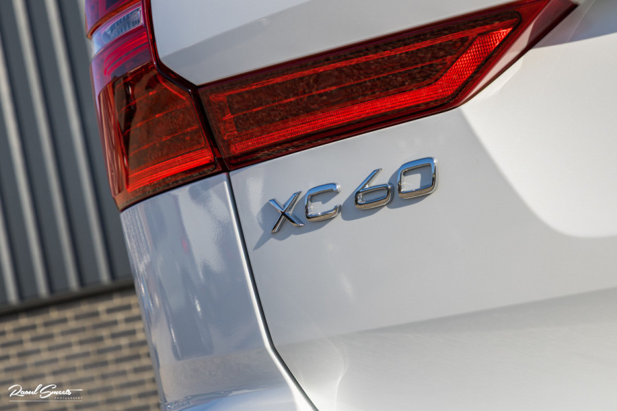 Volvo XC60 2.0 T6 Plug-in hybrid AWD Plus Dark Long range | Long Range | Panorama dak | Zwenkbare trekhaak | Harman Kardon | Memory |