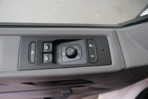 Volkswagen Transporter 2.0 TDI L2H1 150PK 28 Automaat - N.A.P. Airco, Cruise, Navi, PDC.