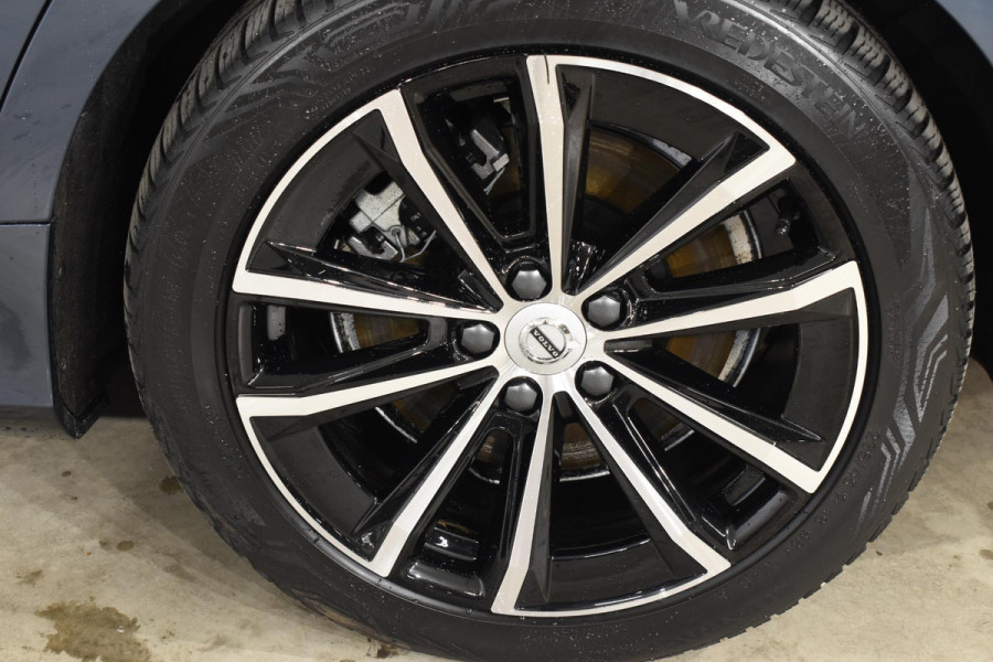Volvo V60 T6 350PK Automaat Plug-in hybrid AWD Plus Dark / Navigatie / Adaptive Cruise control / 360 Camera / Harman Kardon / Stuur & Stoelverwarming / LM Velgen / Trekhaak
