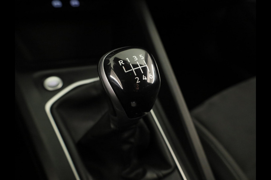 Volkswagen Golf 1.5 TSI Life Business 130 pk | Navigatie | Parkeersensoren (Park assist) | Adaptieve cruise control | Elektr. bestuurdersstoel | Autom. airco |