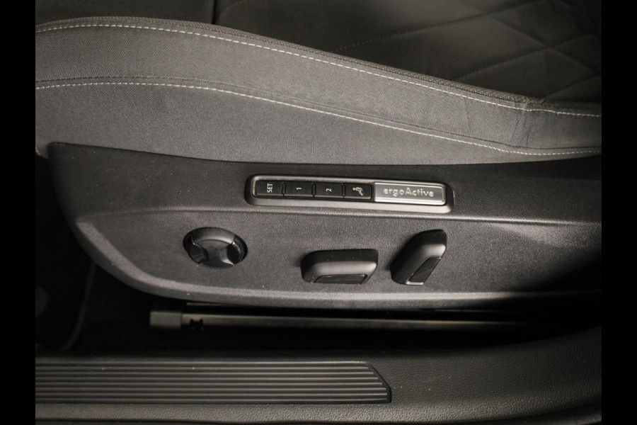 Volkswagen Golf 1.5 TSI Life Business 130 pk | Navigatie | Parkeersensoren (Park assist) | Adaptieve cruise control | Elektr. bestuurdersstoel | Autom. airco |