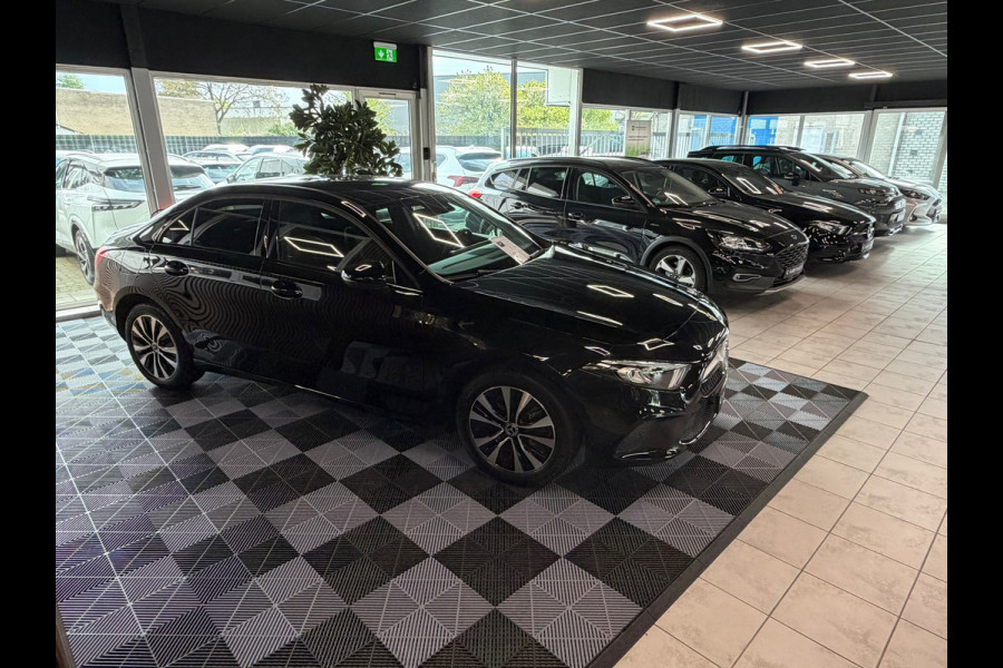 Mercedes-Benz CLA-Klasse Shooting Brake 250 e PHEV 218 Pk | Navigatie | Cruise | Climate | Half leder | 17".