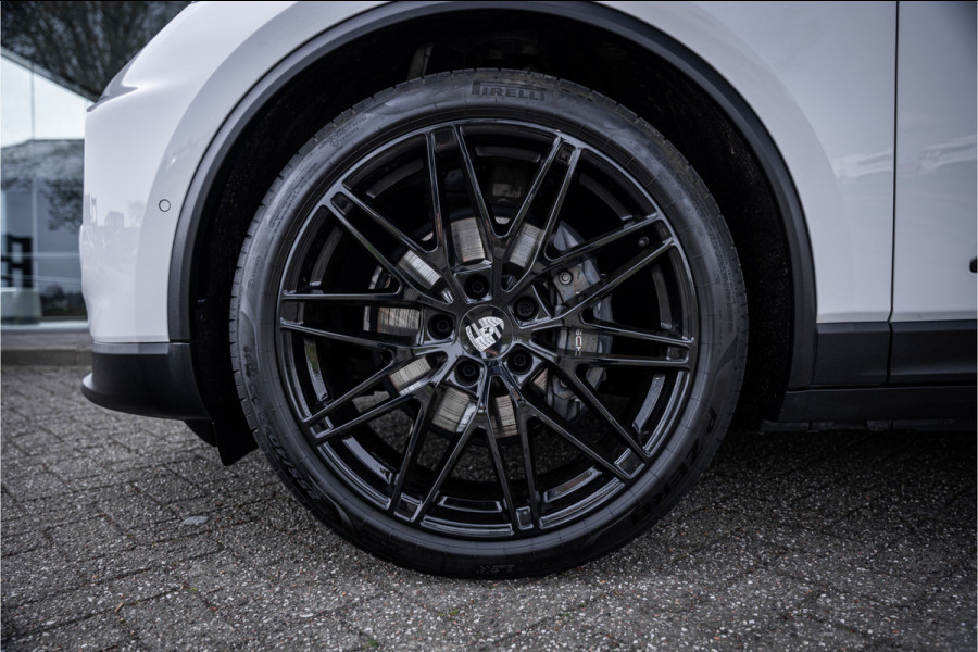 Porsche Macan 100 kWh ** Panodak ** 22inch ** BOSE ** Rijbereik 588km (WLTP) NL-auto ** NAP!!