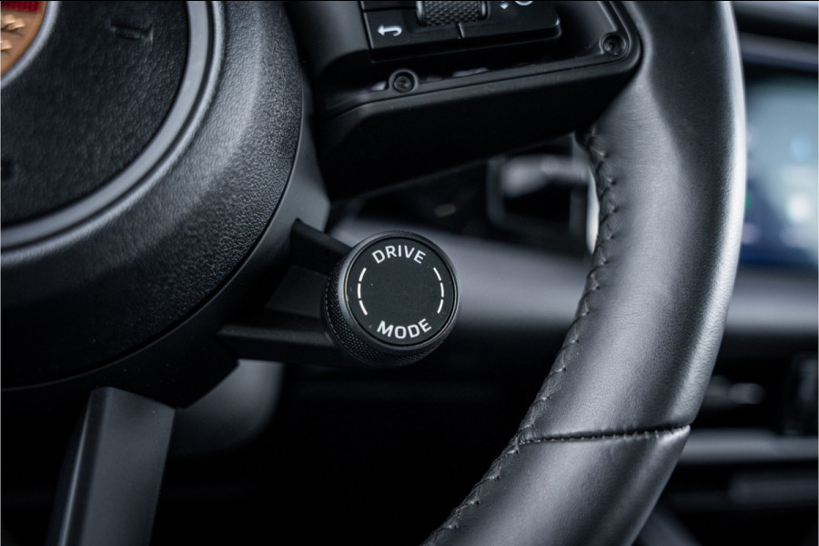 Porsche Macan 100 kWh ** Panodak ** 22inch ** BOSE ** Rijbereik 588km (WLTP) NL-auto ** NAP!!