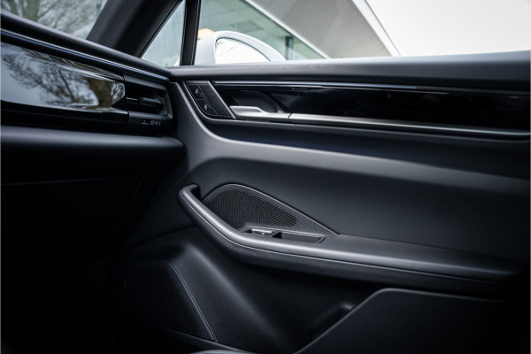 Porsche Macan 100 kWh ** Panodak ** 22inch ** BOSE ** Rijbereik 588km (WLTP) NL-auto ** NAP!!