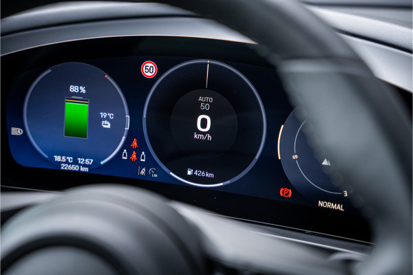 Porsche Macan 100 kWh ** Panodak ** 22inch ** BOSE ** Rijbereik 588km (WLTP) NL-auto ** NAP!!