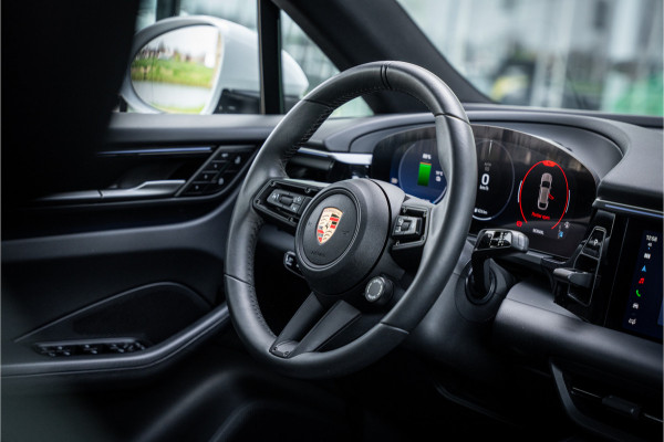 Porsche Macan 100 kWh ** Panodak ** 22inch ** BOSE ** Rijbereik 588km (WLTP) NL-auto ** NAP!!