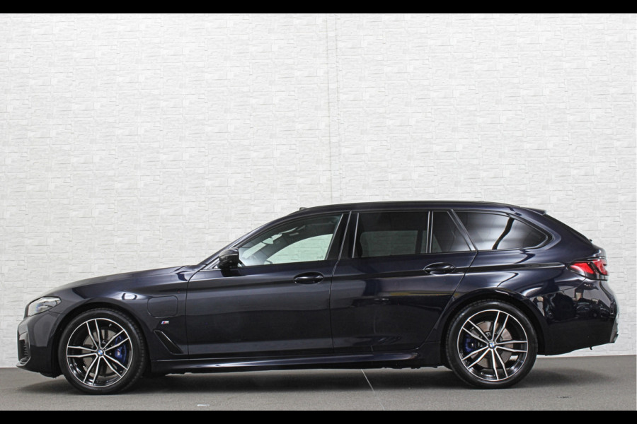 BMW 5 Serie Touring 530e M-Sport | Panorama | 360 Camera | ACC | Harman-Kardon | Trekhaak | Keyless-Entry | Leder | Rij-Assist Pro | 19'' | Sfeerverlichting | Carplay | LED | Zonwering | Standkachel | Draadloos Laden | Dealer onderhouden |