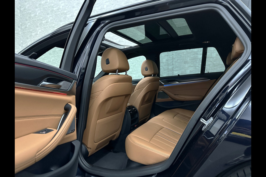 BMW 5 Serie Touring 530e M-Sport | Panorama | 360 Camera | ACC | Harman-Kardon | Trekhaak | Keyless-Entry | Leder | Rij-Assist Pro | 19'' | Sfeerverlichting | Carplay | LED | Zonwering | Standkachel | Draadloos Laden | Dealer onderhouden |