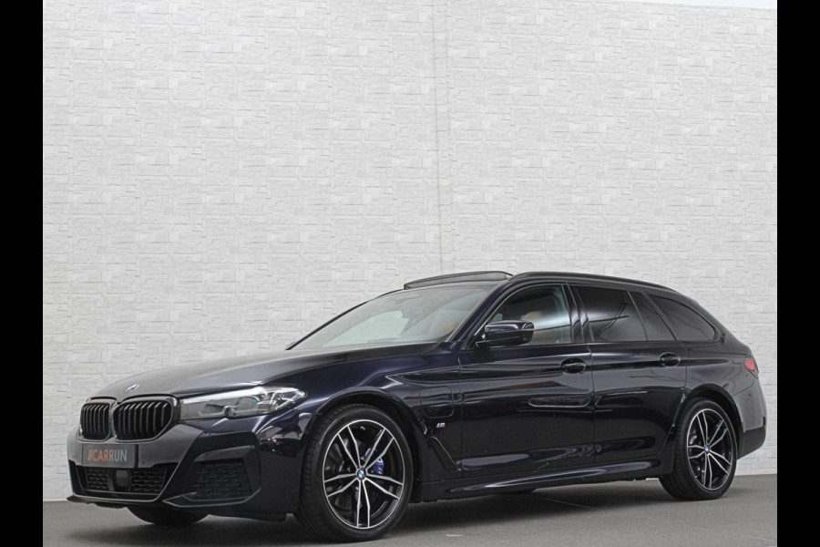 BMW 5 Serie Touring 530e M-Sport | Panorama | 360 Camera | ACC | Harman-Kardon | Trekhaak | Keyless-Entry | Leder | Rij-Assist Pro | 19'' | Sfeerverlichting | Carplay | LED | Zonwering | Standkachel | Draadloos Laden | Dealer onderhouden |