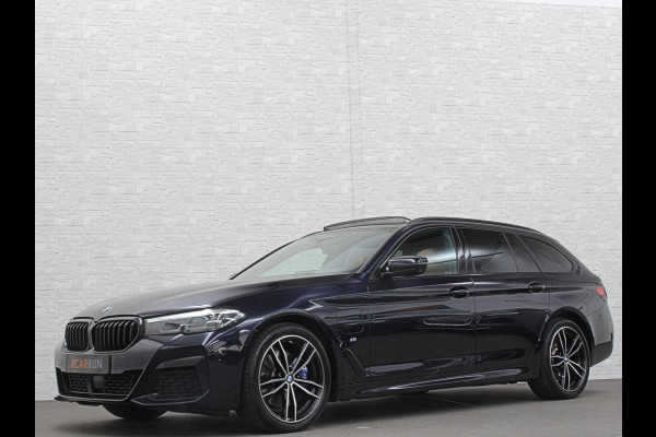 BMW 5 Serie Touring 530e M-Sport | Panorama | 360 Camera | ACC | Harman-Kardon | Trekhaak | Keyless-Entry | Leder | Rij-Assist Pro | 19'' | Sfeerverlichting | Carplay | LED | Zonwering | Standkachel | Draadloos Laden | Dealer onderhouden |