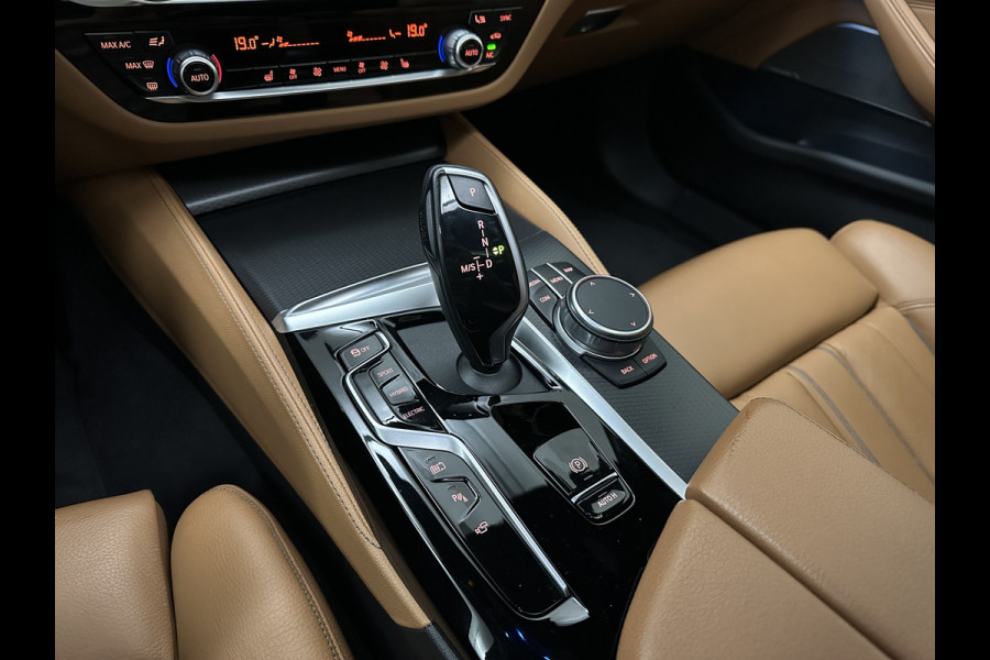 BMW 5 Serie Touring 530e M-Sport | Panorama | 360 Camera | ACC | Harman-Kardon | Trekhaak | Keyless-Entry | Leder | Rij-Assist Pro | 19'' | Sfeerverlichting | Carplay | LED | Zonwering | Standkachel | Draadloos Laden | Dealer onderhouden |