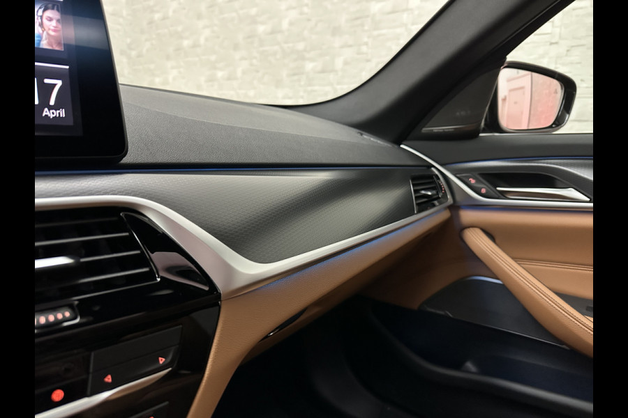 BMW 5 Serie Touring 530e M-Sport | Panorama | 360 Camera | ACC | Harman-Kardon | Trekhaak | Keyless-Entry | Leder | Rij-Assist Pro | 19'' | Sfeerverlichting | Carplay | LED | Zonwering | Standkachel | Draadloos Laden | Dealer onderhouden |