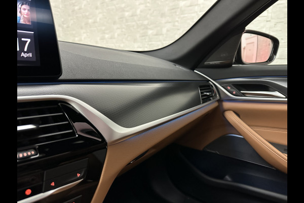 BMW 5 Serie Touring 530e M-Sport | Panorama | 360 Camera | ACC | Harman-Kardon | Trekhaak | Keyless-Entry | Leder | Rij-Assist Pro | 19'' | Sfeerverlichting | Carplay | LED | Zonwering | Standkachel | Draadloos Laden | Dealer onderhouden |