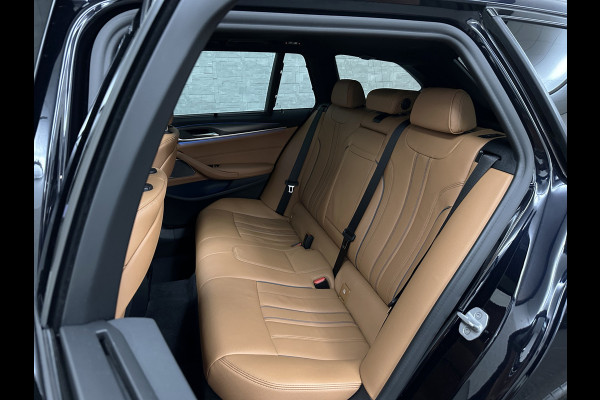 BMW 5 Serie Touring 530e M-Sport | Panorama | 360 Camera | ACC | Harman-Kardon | Trekhaak | Keyless-Entry | Leder | Rij-Assist Pro | 19'' | Sfeerverlichting | Carplay | LED | Zonwering | Standkachel | Draadloos Laden | Dealer onderhouden |