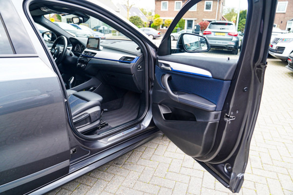 BMW X2 XDrive20i High Executive | Stoelverwarming | Panorama | Head Up Display | M Sport onderstel | M Sport pakket