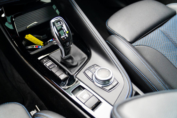 BMW X2 XDrive20i High Executive | Stoelverwarming | Panorama | Head Up Display | M Sport onderstel | M Sport pakket