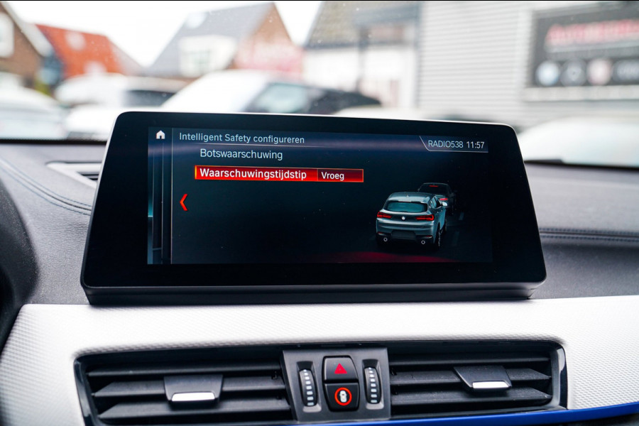 BMW X2 XDrive20i High Executive | Stoelverwarming | Panorama | Head Up Display | M Sport onderstel | M Sport pakket