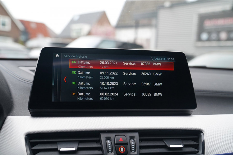 BMW X2 XDrive20i High Executive | Stoelverwarming | Panorama | Head Up Display | M Sport onderstel | M Sport pakket